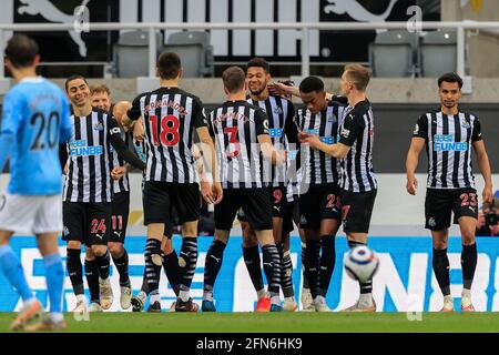 Newcastle, Großbritannien. Mai 2021. Joelinton #9 von Newcastle United feiert sein Ziel mit seinen Teamkollegen, es 2-2 in Newcastle, Großbritannien am 5/14/2021 zu schaffen. (Foto von Iam Burn/News Images/Sipa USA) Quelle: SIPA USA/Alamy Live News Stockfoto