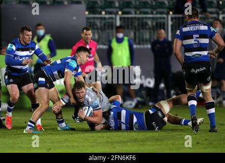 Sale Sharks' Cobus Wiese wurde von Cameron Redpath (links) von Bath Rugby und Sam Underhill (rechts) während des Spiels der Gallagher Premiership am Recreation Ground, Bath, angegangen. Bilddatum: Freitag, 14. Mai 2021. Stockfoto