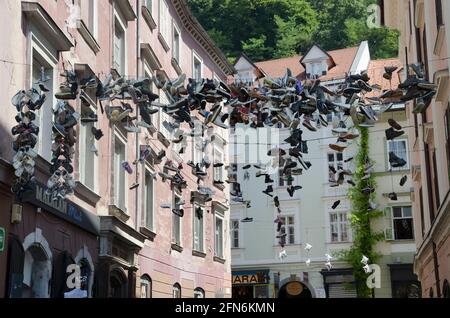 Stiefel und Schuhe hängen über der Altstadt von Ljubljana Stockfoto