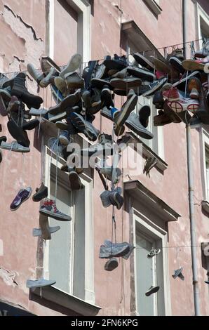 Stiefel und Schuhe hängen über der Altstadt von Ljubljana Stockfoto