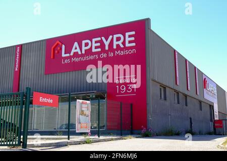 Außenansicht eines LAPEYRE-Ladens in Vitrolles.die Lapeyre-Kette wird an die deutsche Industrieholding mutares verkauft. Die Saint-Gobain-Gruppe verhandelt mit der deutschen Holdinggesellschaft mutares über den Verkauf ihrer Marke „LAPEYRE“. Am Montag, den 10. Mai, fand eine Anhörung vor dem Handelsgericht in Paris statt, um die Genehmigung des Verkaufs zu prüfen. Die endgültige Entscheidung wird voraussichtlich am 1. Juni 2021 getroffen. In der Gruppe von 3,500 Mitarbeitern, die vier der zehn Fabriken und 19 Geschäfte der 126 Unternehmen schließen konnte, konnten mehr als 700 Arbeitsplätze gekürzt werden. Stockfoto