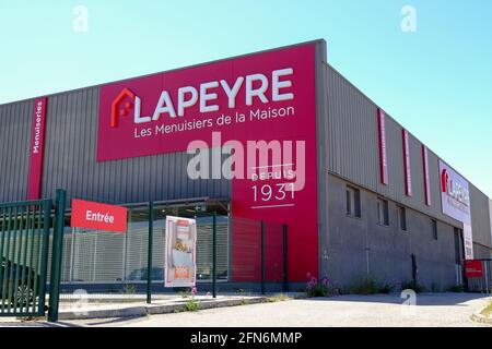 Außenansicht eines LAPEYRE-Ladens in Vitrolles.die Lapeyre-Kette wird an die deutsche Industrieholding mutares verkauft. Die Saint-Gobain-Gruppe verhandelt mit der deutschen Holdinggesellschaft mutares über den Verkauf ihrer Marke „LAPEYRE“. Am Montag, den 10. Mai, fand eine Anhörung vor dem Handelsgericht in Paris statt, um die Genehmigung des Verkaufs zu prüfen. Die endgültige Entscheidung wird voraussichtlich am 1. Juni 2021 getroffen. In der Gruppe von 3,500 Mitarbeitern, die vier der zehn Fabriken und 19 Geschäfte der 126 Unternehmen schließen konnte, konnten mehr als 700 Arbeitsplätze gekürzt werden. (Foto von Denis Thaust/SOPA Images/Si Stockfoto