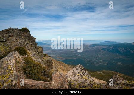 Blick auf das Lozoya-Tal von den Berggipfeln des Guadarrama-Gebirges, Peñalara, Madrid, Spanien Stockfoto