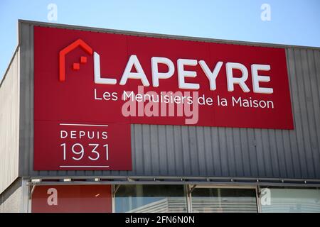Vitrolles, Frankreich. Mai 2021. Außenansicht eines LAPEYRE-Ladens in Vitrolles.die Lapeyre-Kette wird an die deutsche Industrieholding mutares verkauft. Die Saint-Gobain-Gruppe verhandelt mit der deutschen Holdinggesellschaft mutares über den Verkauf ihrer Marke „LAPEYRE“. Am Montag, den 10. Mai, fand eine Anhörung vor dem Handelsgericht in Paris statt, um die Genehmigung des Verkaufs zu prüfen. Die endgültige Entscheidung wird voraussichtlich am 1. Juni 2021 getroffen. In der Gruppe von 3,500 Mitarbeitern, die vier der zehn Fabriken und 19 Geschäfte der 126 Unternehmen schließen konnte, konnten mehr als 700 Arbeitsplätze gekürzt werden. ( Stockfoto