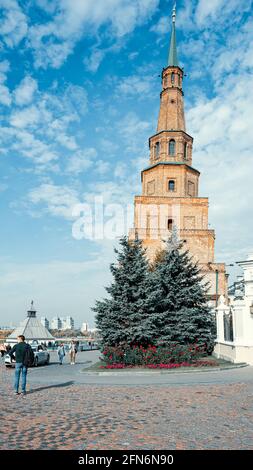 KAZAN, RUSSLAND - 07. OKTOBER 2020: Schiefer Soyembika-Turm im Kazan-Kreml Stockfoto