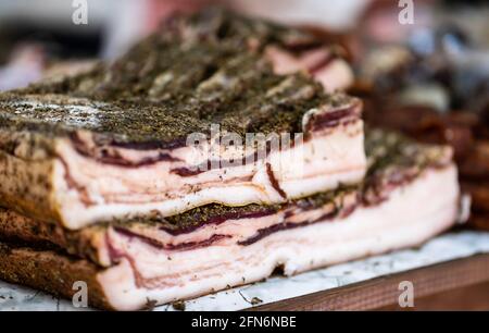 Nahaufnahme von köstlichem Speck mit Gewürzen Stockfoto
