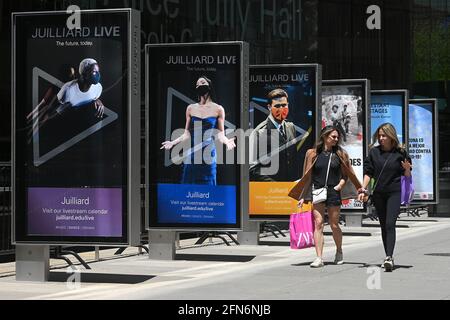 New York City, USA. Mai 2021. Zwei Frauen gehen ohne Masken den Broadway entlang, nachdem das CDC seine COVID-19-Richtlinien aktualisiert hat, in denen bekannt gegeben wird, dass vollständig geimpfte Menschen auf das Tragen von Gesichtsmasken im Freien und in Innenräumen oder auf soziale Distanz verzichten können, New York, NY, 15. Mai 2021. Das CDC empfahl außerdem, dass vollständig geimpfte Menschen weiterhin Masken tragen sollten, während sie unterwegs oder in überfüllten Gebieten unterwegs sind; die Menschen gelten zwei Wochen nach ihrer letzten Impfimpfung als vollständig gegen COVID-19 geimpft. (Foto von Anthony Behar/Sipa USA) Quelle: SIPA USA/Alamy Live News Stockfoto