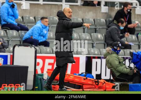 PEP Guardiola, Manager von Manchester City, gibt seinem Team Anweisungen Stockfoto