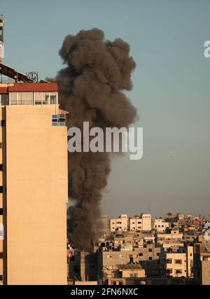 Gaza. Mai 2021. Das am 14. Mai 2021 aufgenommene Foto zeigt Explosionen nach israelischen Luftangriffen in der Stadt Khan Younis im südlichen Gazastreifen. Die Spannungen zwischen Israel und den von der Hamas angeführten militanten Gruppen nehmen seit Montag zu, so dass laut offiziellen Angaben der Palästinenser und Israels 122 Palästinenser und neun Israelis getötet wurden. Kredit: Yasser Qudih/Xinhua/Alamy Live Nachrichten Stockfoto