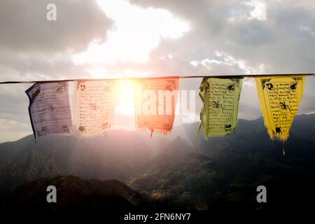 San Pellegrino Terme Bergamo Italien 3. April 2021: Farbige Fahnen mit gedruckten Glückgebeten Stockfoto