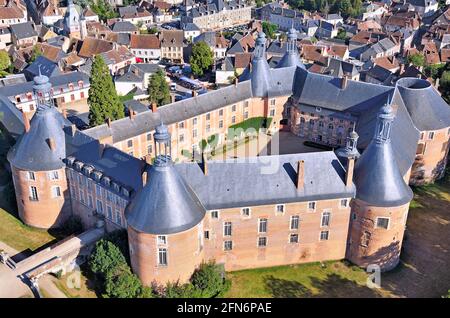 Frankreich, Yonne, das Schloss von Saint Fargeau (Luftbild) Stockfoto