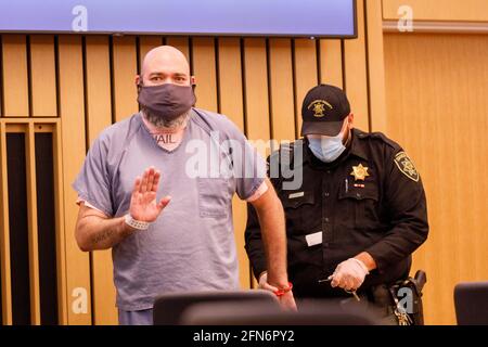 Portland, USA. Mai 2021. Alan Swinney, ein stolzer Junge und rechtsextremer Schläger, winkt seiner Schwester zu, als er wegen einer Kautionsverhandlung vor Richter Shelley Russell am 14. Mai 2021 im Multnomah County Court in Portland, Oregon, vor Gericht gestellt wird. Er steht einer zwölfköpfigen Anklage wegen Verbrechen, Drohgebrechen und Schusswaffenverletzungen gegenüber und ist seit sieben Monaten im Bezirksgefängnis inhaftiert. Seine Haft bleibt unverändert und er wurde ins Gefängnis zurückgebracht. (Foto von John Rudoff/Sipa USA) Quelle: SIPA USA/Alamy Live News Stockfoto