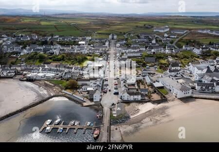 Luftaufnahme des Hafens von Bowmore und des Stadtzentrums von Bowmore, Islay, Schottland. Stockfoto