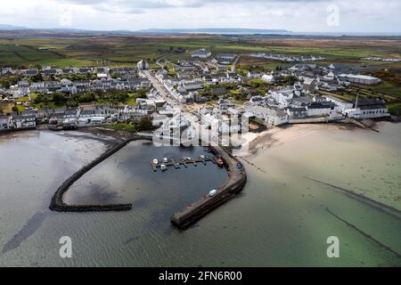 Luftaufnahme des Hafens von Bowmore und des Stadtzentrums von Bowmore, Islay, Schottland. Stockfoto