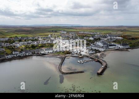 Luftaufnahme des Hafens von Bowmore und des Stadtzentrums von Bowmore, Islay, Schottland. Stockfoto