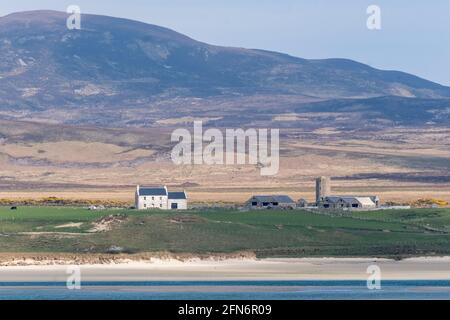 Blick von Kilnave über Loch Gruinart zur Killinallan Farm, Isle of Islay, Schottland, Großbritannien Stockfoto