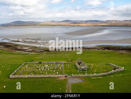 Luftaufnahme Kilnave Chapel and Cross am Westufer des Loch Gruinart, Isle of Islay, Inner Hebrides, Schottland. Stockfoto