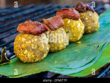 Tacacho con cecina ist eine typisch peruanische Mahlzeit, die traditionell serviert wird Zum Frühstück Stockfoto