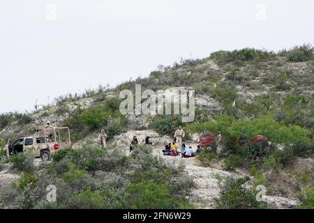 Del Rio, Usa. Mai 2021. Das mexikanische Militär fängt eine kleine Gruppe von Migranten ab, die versuchen, den Rio Grande in die USA zu überqueren. Nach inoffiziellen Schätzungen sind seit Februar 2021 rund 200,000 Migranten entlang der südlichen Grenze in die Vereinigten Staaten eingedrangen. (Foto von J Lamparski/SOPA Images/Sipa USA) Quelle: SIPA USA/Alamy Live News Stockfoto