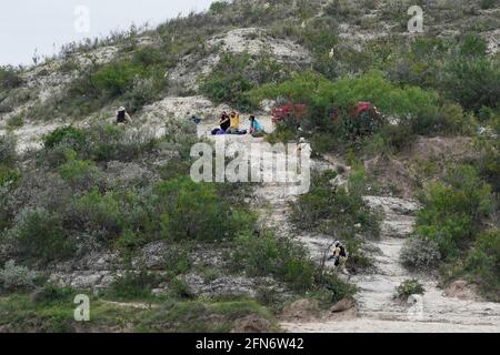 Del Rio, Usa. Mai 2021. Das mexikanische Militär fängt eine kleine Gruppe von Migranten ab, die versuchen, den Rio Grande in die USA zu überqueren. Nach inoffiziellen Schätzungen sind seit Februar 2021 rund 200,000 Migranten entlang der südlichen Grenze in die Vereinigten Staaten eingedrangen. (Foto von J Lamparski/SOPA Images/Sipa USA) Quelle: SIPA USA/Alamy Live News Stockfoto