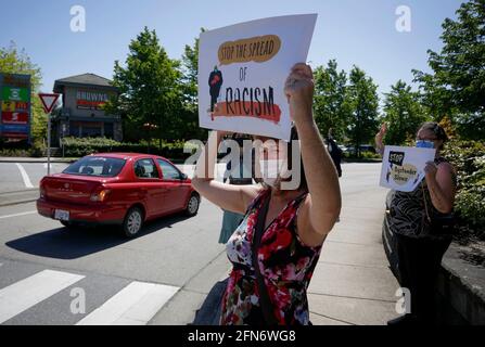 Richmond, Kanada. Mai 2021. Menschen halten während einer Kundgebung gegen antiasiatische Hassverbrechen am 14. Mai 2021 in Richmond, British Columbia, Kanada, Schilder ab. Quelle: Liang Sen/Xinhua/Alamy Live News Stockfoto