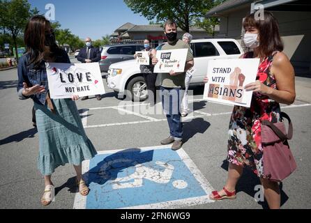 Richmond, Kanada. Mai 2021. Menschen halten während einer Kundgebung gegen antiasiatische Hassverbrechen am 14. Mai 2021 in Richmond, British Columbia, Kanada, Schilder ab. Quelle: Liang Sen/Xinhua/Alamy Live News Stockfoto