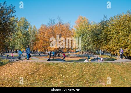 Kazan, Russland - 03. Oktober 2020: Kinder und Jugendliche fahren im öffentlichen Park der Stadt im Herbst Roller und Fahrräder Stockfoto