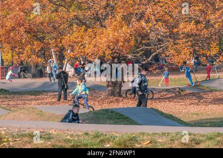 Kazan, Russland - 03. Oktober 2020: Kinder und Jugendliche fahren im öffentlichen Park der Stadt im Herbst Roller und Fahrräder Stockfoto