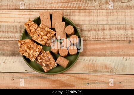 PE de moleque und Pacoca, typische brasilianische Erdnussbonbons, die auf den Junipartys gegessen werden (Festa Junina) Stockfoto