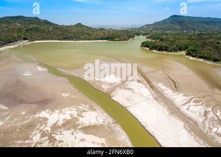 Luftaufnahme des teilweise trockenen Seebeckens. Trockener und rissiger Boden. Taiwan Stockfoto