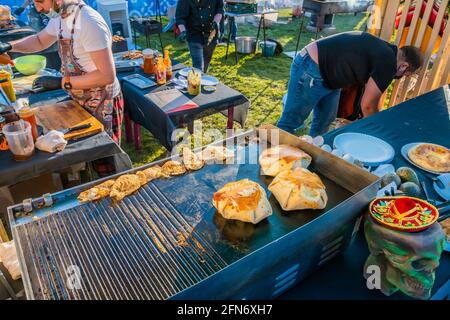 Kazan, Russland - 03. Oktober 2020: Mobiler Food Court der mexikanischen Küche auf dem Rasen des Stadtparks Stockfoto