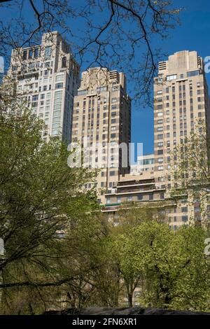 Teure Apartmentgebäude befinden sich am Central Park an der CPW, NYC, USA Stockfoto