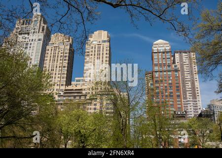 Teure Apartmentgebäude befinden sich am Central Park an der CPW, NYC, USA Stockfoto