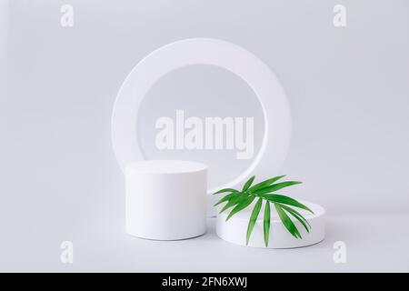 Geometrische Formen Podien für die Produktanzeige auf grauem Hintergrund. Stehen Sie für Produktwerbung in minimalem Stil. Stockfoto