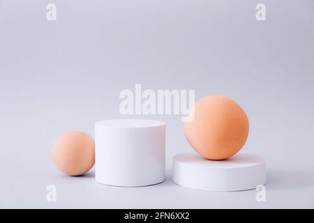 Geometrische Formen Podien für die Produktanzeige auf grauem Hintergrund. Stehen Sie für Produktwerbung in minimalem Stil. Stockfoto