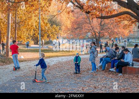 Kazan, Russland - 03. Oktober 2020: Kinder auf Fahrrädern und Motorroller und ihre Eltern im Skatepark im Stadtpark, sonniger Herbsttag. Stockfoto