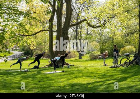 Yoga-Kurs im Central Park am Frühlingsmorgen, 2021, NYC Stockfoto