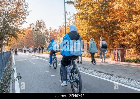 Kazan, Russland - 03. Oktober 2020: Zwei Frauen mit muslimischen Kopftüchern fahren auf einem Radweg in einem Stadtpark Fahrrad Stockfoto