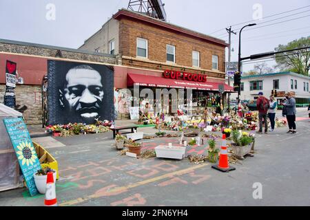 Besucher am George Floyd Memorial Square an der 38. Und Chicago. Tasse Lebensmittel. Besucher achten auf Schrein und Wandgemälde mit Blumen bedeckt. Minneapolis, MN Stockfoto