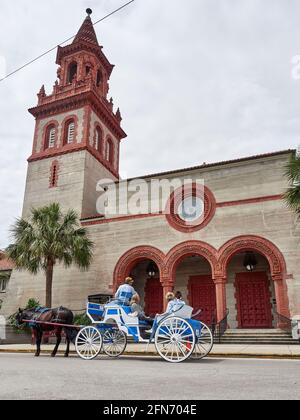 Pferdekutsche vor der Grace United Methodist Church mit Touristen auf einer Tour durch die Straßen von St. Augustine Florida, USA. Stockfoto