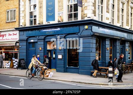 Fußgänger gehen in der Nähe der Terrasse des Oxford Pub Terrasse Stockfoto