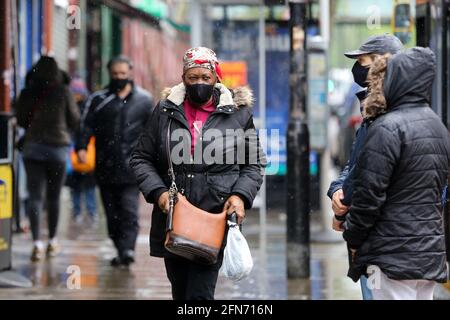 London, Großbritannien. Mai 2021. Mitglieder der Öffentlichkeit werden bei Niederschlägen in London gefangen. Kredit: SOPA Images Limited/Alamy Live Nachrichten Stockfoto