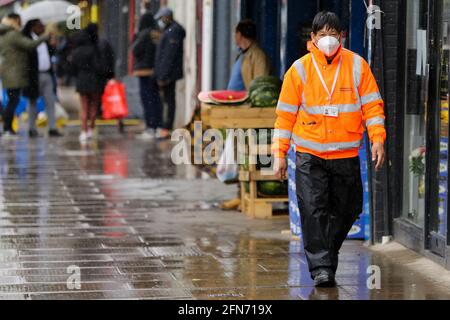 London, Großbritannien. Mai 2021. Ein Mann wird bei Niederschlägen in London gefangen. (Foto: Dinendra Haria/SOPA Images/Sipa USA) Quelle: SIPA USA/Alamy Live News Stockfoto