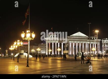 Skopje Stadtplatz hinter dem Archäologischen Museum bei Nacht in Mazedonien. Es liegt im zentralen Teil der Stadt. Stockfoto