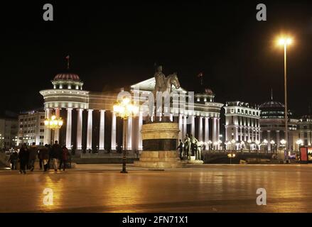 Skopje Stadtplatz hinter dem Archäologischen Museum bei Nacht in Mazedonien. Es liegt im zentralen Teil der Stadt. Stockfoto