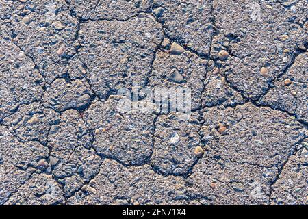 Textur von geknackten alten Straßenbelag, Hintergrund von alten gebrochenen Asphaltstraße oder Bürgersteig Stockfoto