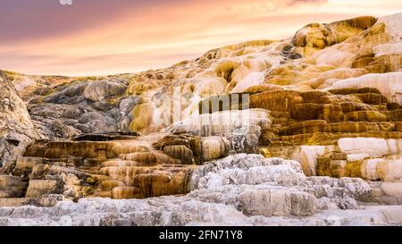 Mammoth Hot Springs im Yellowstone-Nationalpark, Wyoming Stockfoto