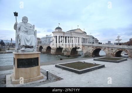 Byzantinische Justinian-Statue und Steinbrücke, hinter dem Archäologiemuseum in Skopje in Mazedonien. Die Steinbrücke gilt als Symbol von Skopje. Stockfoto