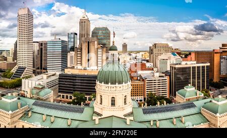 Indiana Statehouse und Indianapolis Skyline an einem sonnigen Nachmittag. Stockfoto