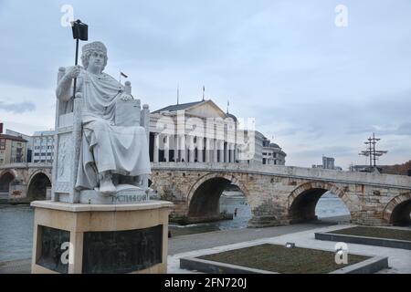 Byzantinische Justinian-Statue und Steinbrücke, hinter dem Archäologiemuseum in Skopje in Mazedonien. Die Steinbrücke gilt als Symbol von Skopje. Stockfoto